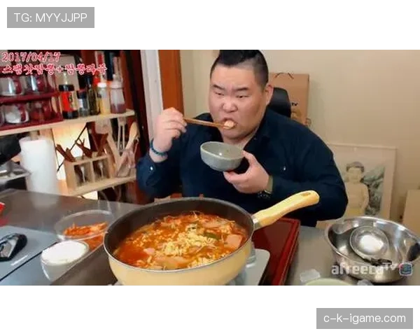 傅园慧又在泳池边啃鸡腿了，这顿宵夜得游多少圈才敢吃啊？